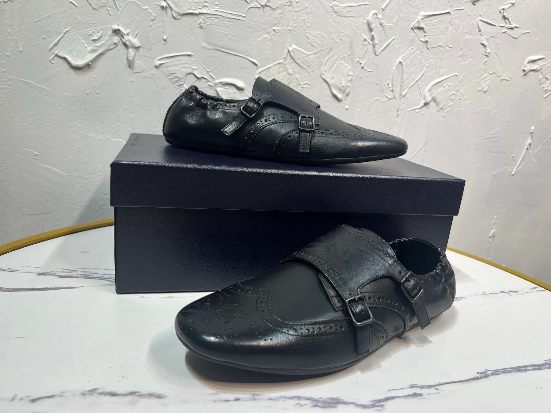 P820 ​​prada derby2025 spring and autumn latest Prada slip-on retro men's leather shoes, Shuffle double-button Mengke shoes, upper cowhide, lining and foot cowhide, rubber sole, original packaging black and brown 2 colors, code number: 39-46